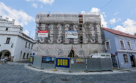 Bývalou radnici na Masarykově náměstí předělává město Třeboň na základní...