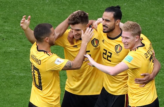 Fotbalisté Belgie se radují z gólu do sítě Anglie.