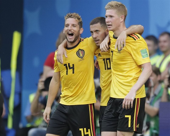 Belgičané Dries Mertens (zleva), Eden Hazard a Kevin De Bruyne se radují z gólu...
