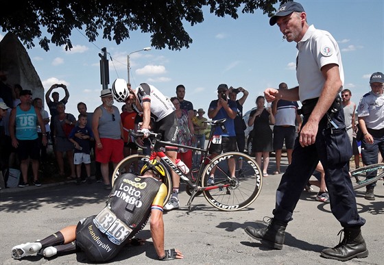 Holandský závodník Dylan Groenewegen po pádu v deváté etapě závodu Tour de...