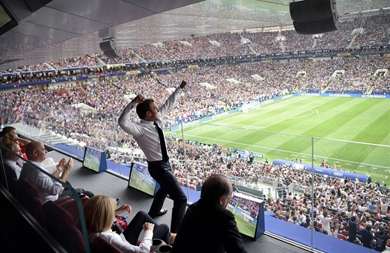 Snímek, na kterém se francouzský prezident raduje z gólu, obletl svt.