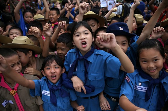 Děti slaví před nemocnicí v Chiangrai Prachanukroh, kde se zotavují chlapci...