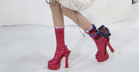 Kotníkový držák na smartphone na módní přehlídce v Paříží