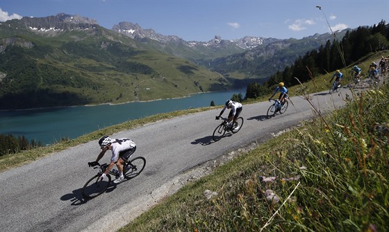 Geraint Thomas v ele skupiny jezdc v jedenct etap Tour de France.