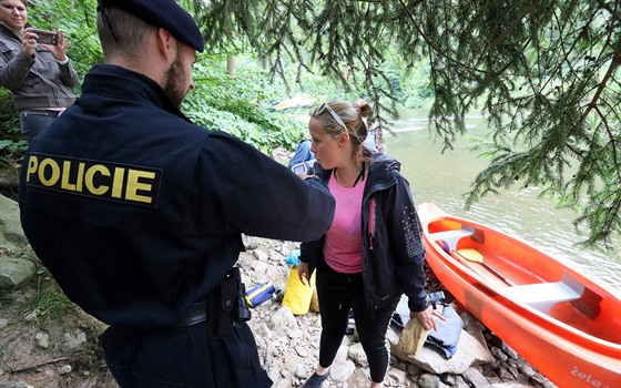 Policejní kontrola ve vodáckém táboiti na Ohi.