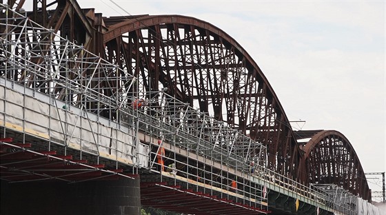 Oprava lávky na elezniním mostu je v polovin.