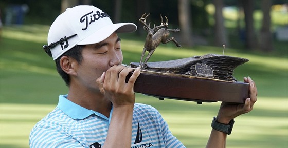 Michael Kim s trofejí pro vítze turnaje v Silvis.