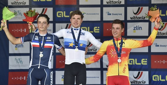 Zleva druhý francouzský cyklista Victor Lafay, vítz výcarský cyklista Marc...