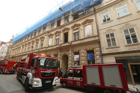 Při záchraně hasiči používají sací bagr na sutiny. Budova je podle statiků...