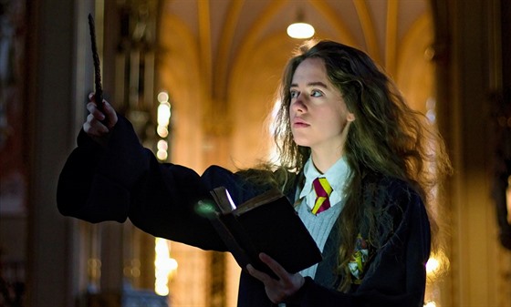 Cosplayerka Alena Klimecká jako čarodějka Hermiona, jedna z hlavních postav...