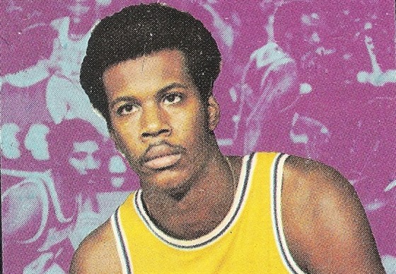 Kermit Washington z LA Lakers na basketbalové kartičce ze 70. let