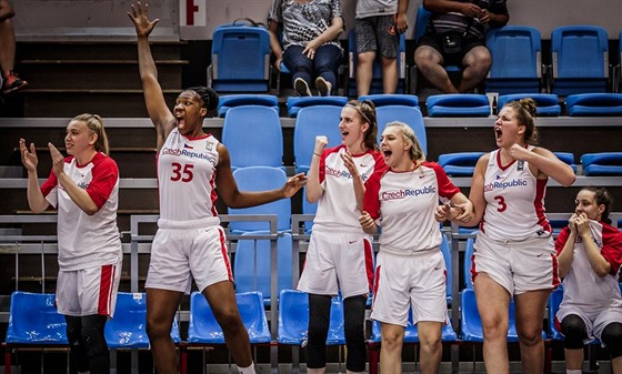 eské basketbalistky se radují po semifinále békového mistrovství Evropy do...