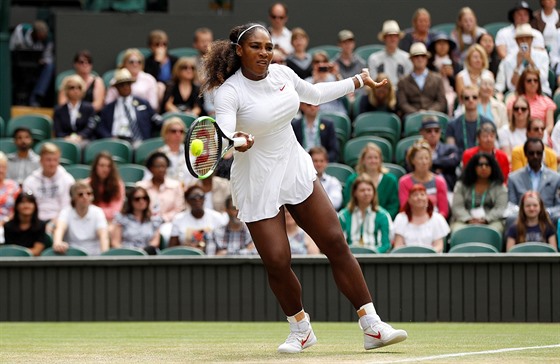 Americká teniska Serena Williamsová hraje forhendem ve tvrtfinále Wimbledonu,...