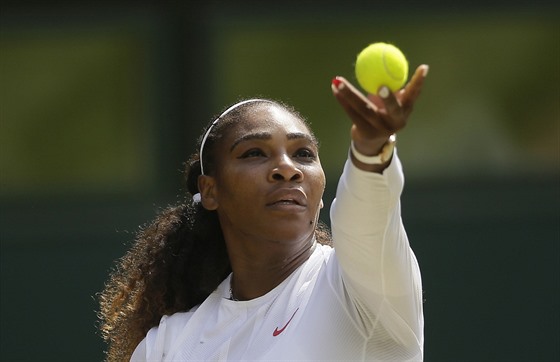 Na servisu. Američanka Serena Williamsová nasázela  v semifinále tenisového...