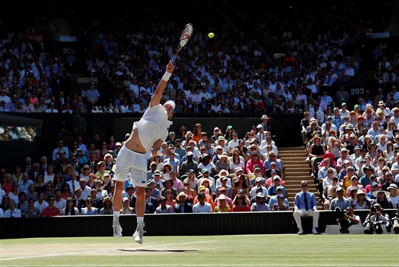 Jihoafrický tenista Kevin Anderson servíruje ve finále Wimbledonu