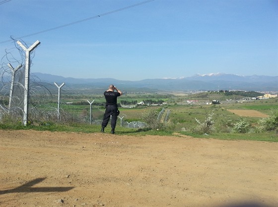 Policisté proto pomáhají střežit makedonskou hranici s Řeckem.