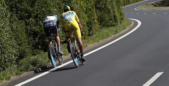 Slovenský cyklista Peter Sagan (vpravo) bhem týmové asovky na Tour, vedle nj...