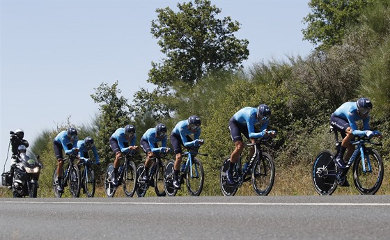 Stáj Movistar bhem týmové asovky na Tour