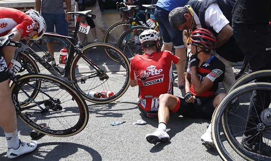 Belgický cyklista Jens Keukeleire (zády) po pádu v 9. etap Tour de France,...