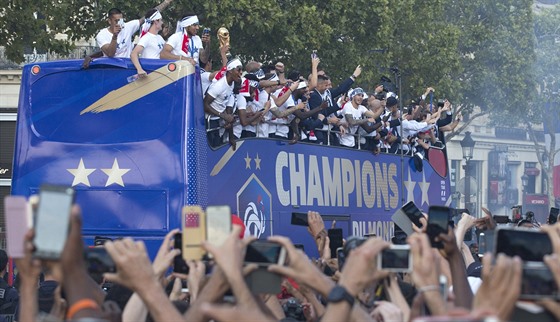 Triumfální jízda francouzských fotbalist Paíí po vítzství na mistrovství...