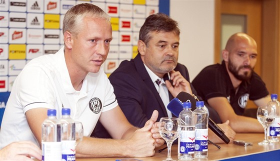 Olomoucký trenér Václav Jílek (vlevo) hovoí na pedsezónní tiskové konferenci.