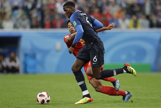 Francouzský záložník Paul Pogba se snaží utéct belgickému protivníkovi Moussovi...