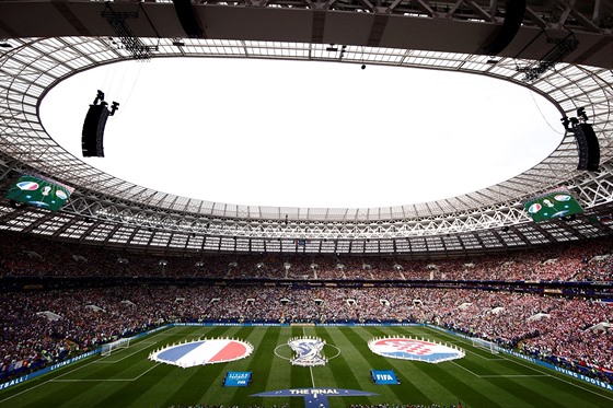 Fotbalisté Francie a Chorvatska poslouchají hymny před finále mistrovství světa.