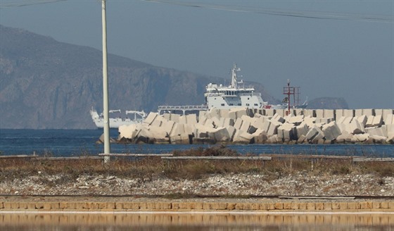 Italská pobřežní stráž přiváží migranty do přístavu Trapani