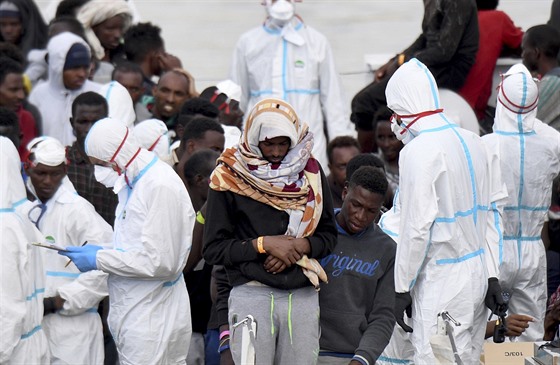 Migranti čekají na vylodění z lodi italské pobřežní stráže Diciotti.