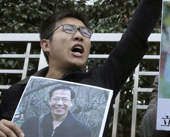 Aktivista v Číně drží portrét Čchin Jung-mina, Hong Kong, 27.12.2017