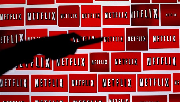 Netflix urychlil plány. Levnější předplatné s reklamami spustí již letos