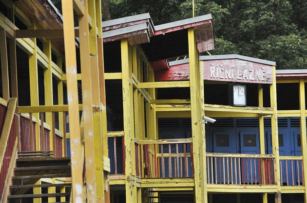 Venkovní koupali�t� na Polance je pro T�ebí�any letním rájem. Bohuslav Fuchs...