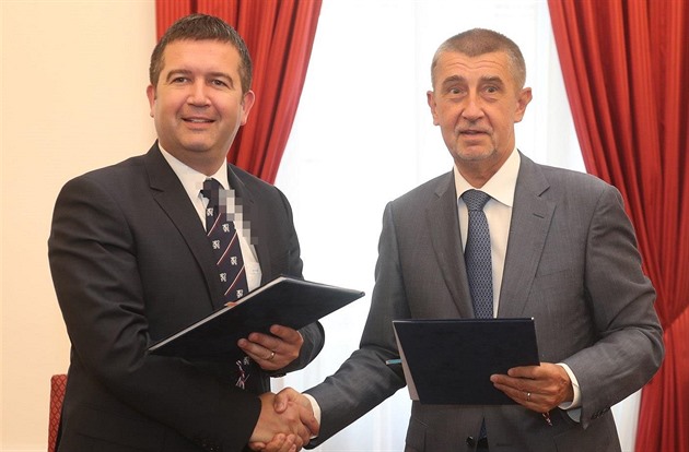 Premiér Andrej Babi z ANO a éf SSD, ministr vnitra Jan Hamáek, podepsali...