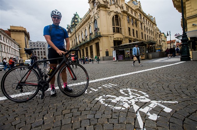Dopravní znaení zakazující vjezdu cyklist v Praze 1. (12.7.2018)