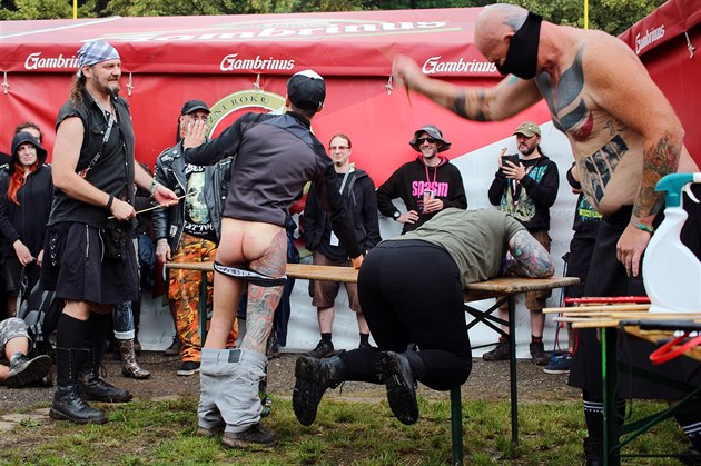 Dobrovolníci na festivalu Obscene Extreme snáejí rány biíkem i rákoskou (18....