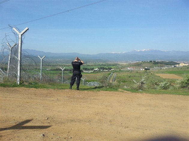Policisté proto pomáhají steit makedonskou hranici s eckem.