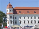 Stovky veterán se sjely na sraz v zahrad zámku v Holeov (14. 7. 2018).