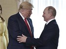 Ruský prezident Vladimir Putin a prezident USA Donald Trump po jednání mezi...