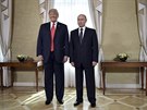 Ruský prezident Vladimir Putin a prezident USA Donald Trump po jednání mezi...