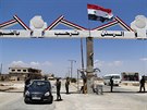 Syrské vládní jednotky u vjezdu do msta Talbísa (17. ervence 2018)