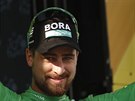 Peter Sagan v zeleném dresu a také s kyticí a plyákem.