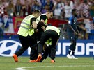Finálový zápas Mistrovství svta ve fotbale naruila tveice výtrník, která...