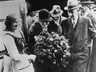 V roce 1929 Marie Curie-Skodowská spolu s americkým velvyslancem Charlesem...