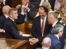 Premiér Andrej Babiš přijímá gratulace poté, co jeho vláda získala důvěru...