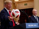 Donald Trump dostal od Vladimira Putina fotbalový mí. (16. ervence 2018)