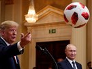 Donald Trump dostal od Vladimira Putina fotbalový mí. (16. ervence 2018)