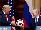 Donald Trump (vlevo) dostal od Vladimira Putina fotbalový mí. (16. ervence...