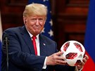 Donald Trump dostal od Vladimira Putina fotbalový mí (16. ervence 2018)