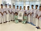 Chlapci zachránní z thajské jeskyn s portrétem potápe, který pi jejich...