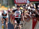 Irský cyklista Dan Martin slaví vítzství v esté etap Tour de France.
